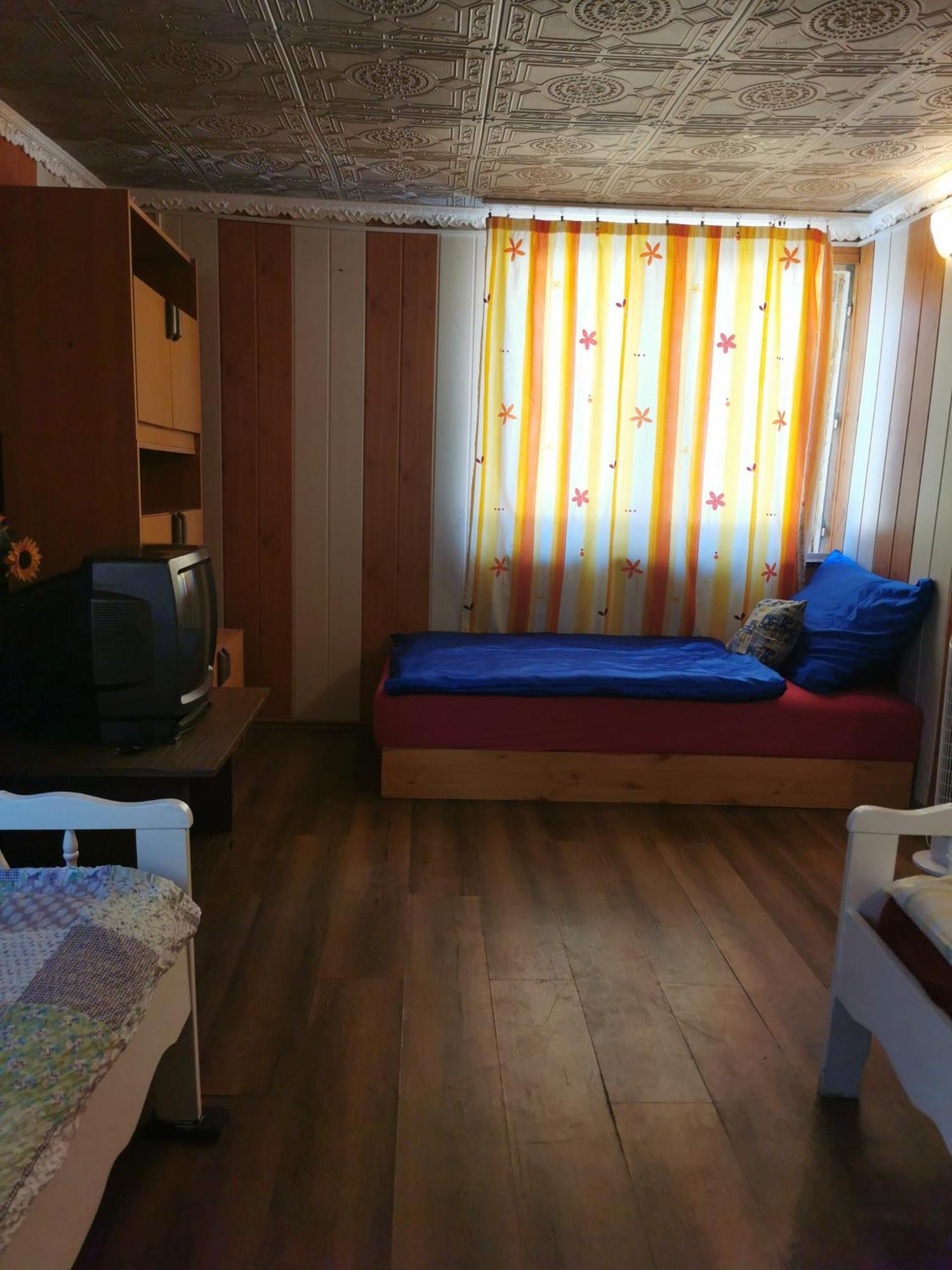 Edit Vendeghaz Tiszaujvaros Bilik gambar