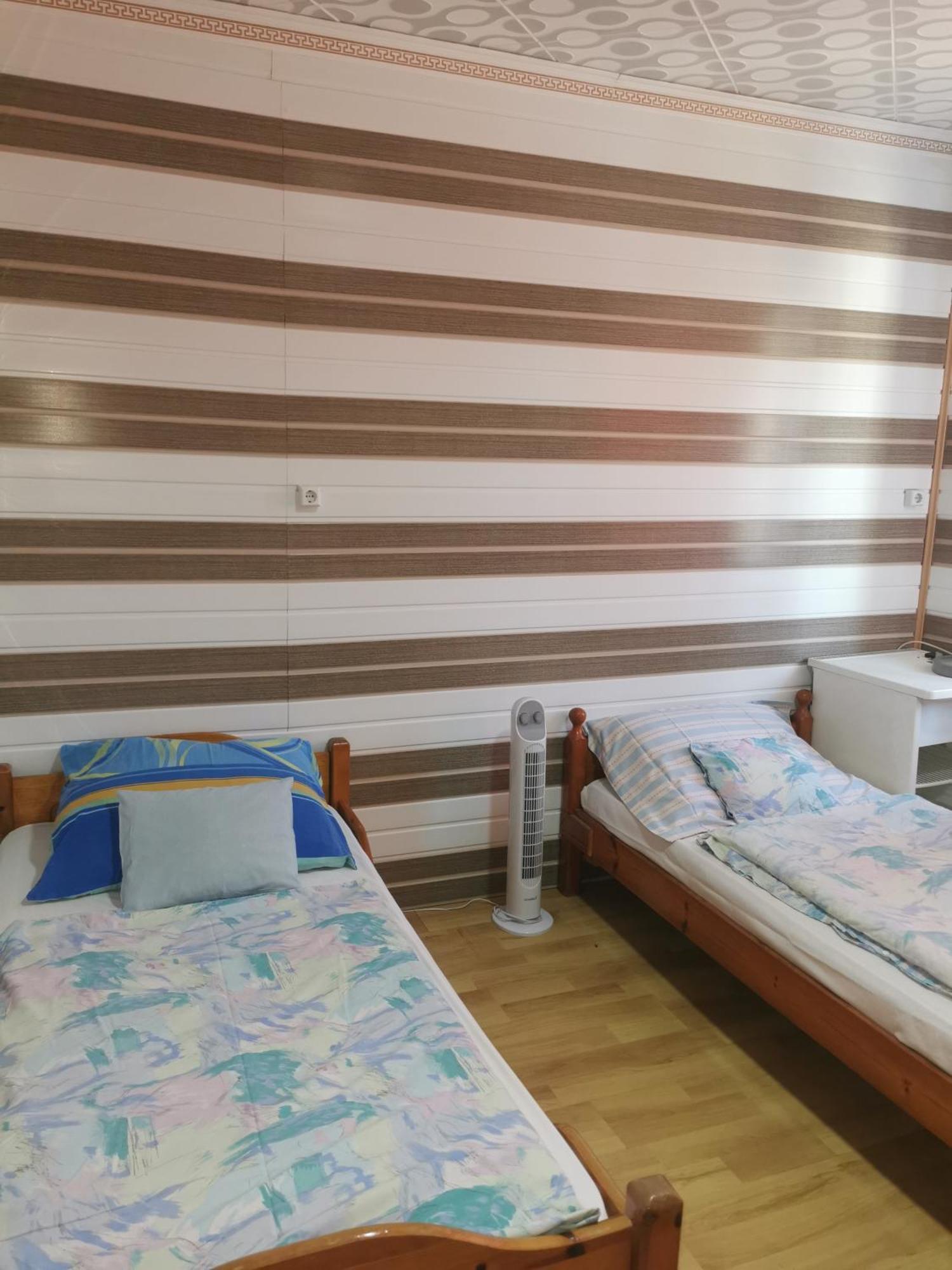 Edit Vendeghaz Tiszaujvaros Bilik gambar
